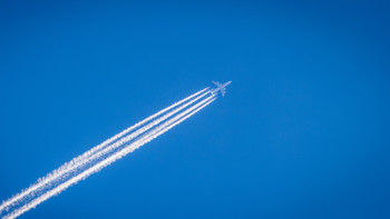Overhead Jet with contrails